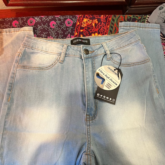 Fashion Nova Light Blue Skinny Jeans - Picture 1 of 4